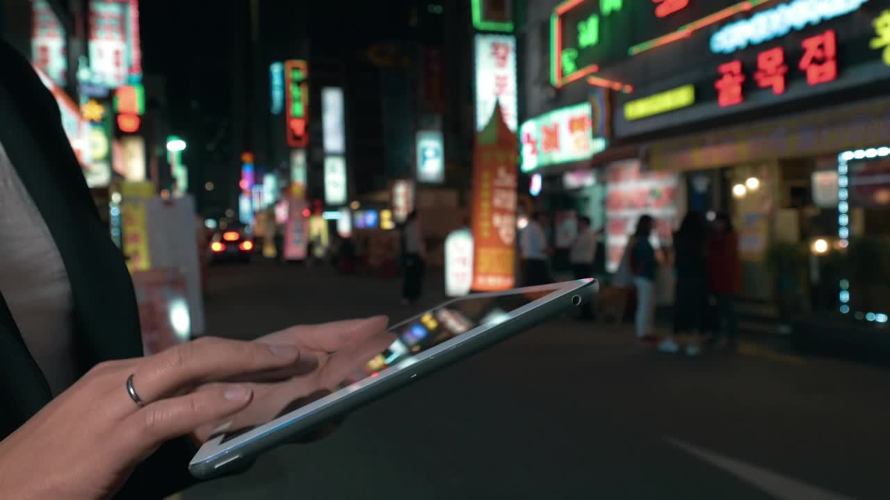 Stock Video Looking For Directions In South Korea Animated Wallpaper - Free Download