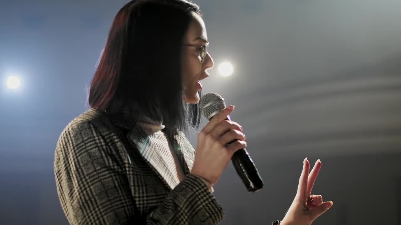 Video Stock Professional Speaker With A Microphone In Hand Live Wallpaper Free - Free Download