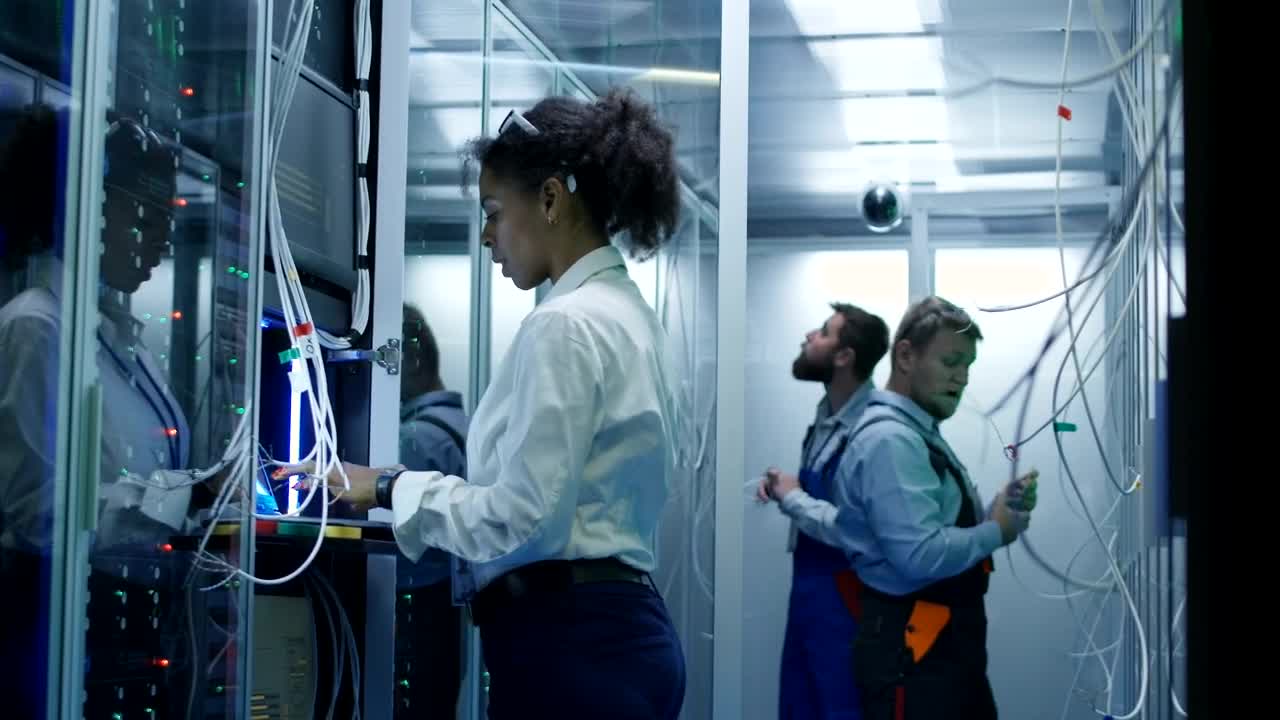 Stock Video Engineer Team Working In A Server Room Live Wallpaper For PC - Free Download