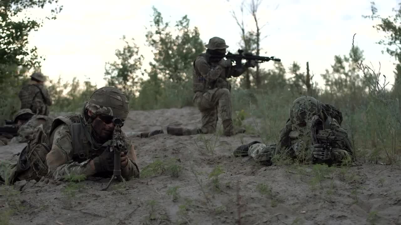 Free Video Stock Soldiers In Defense Position On The Battlefield Live Wallpaper - Free Download