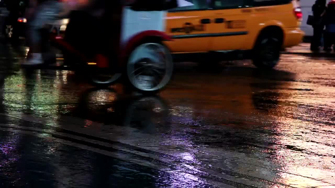 Free Video Stock traffic on a rainy night Live Wallpaper - Free Download