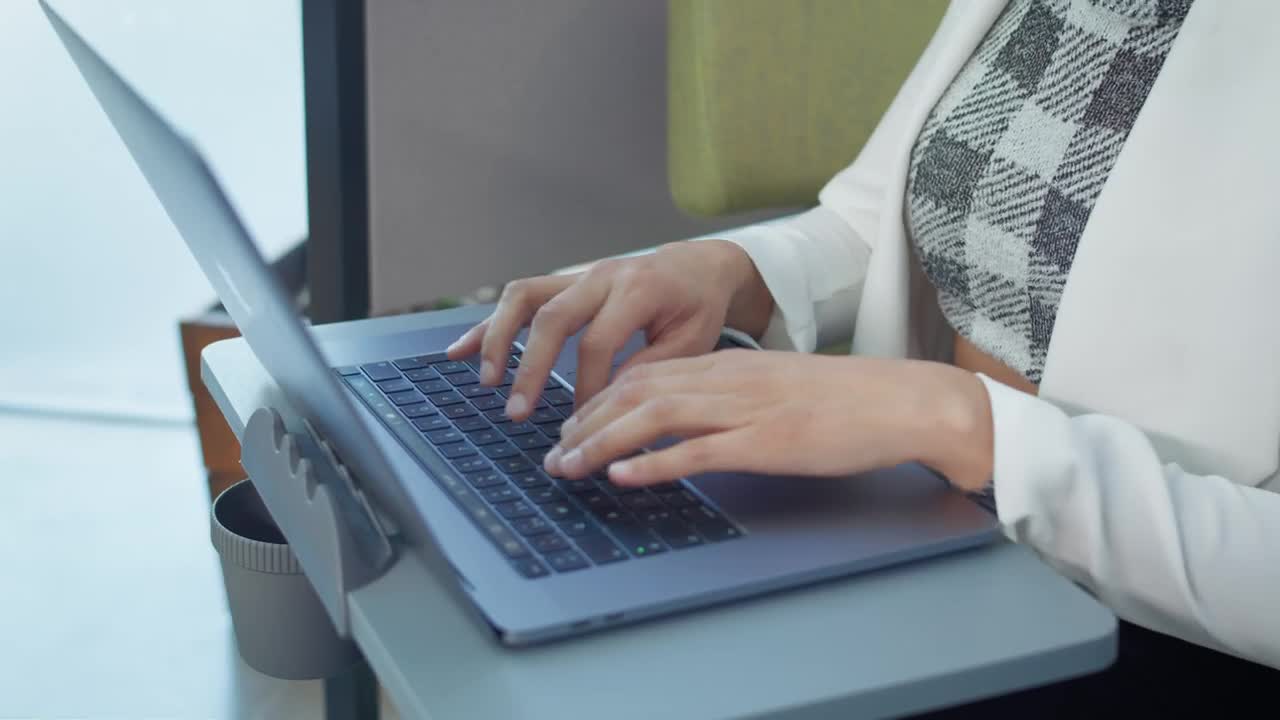 Stock Video Entrepreneur Woman Typing On Her Laptop Live Wallpaper For PC - Free Download