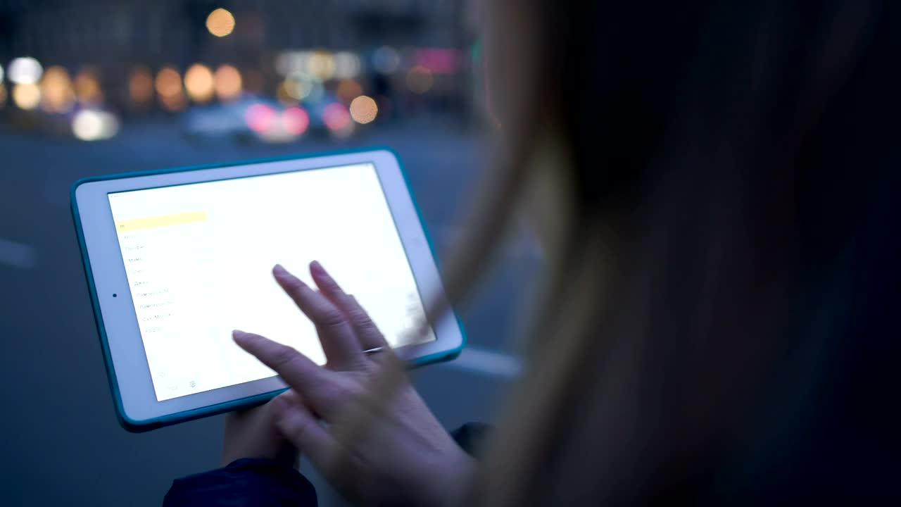 Stock Video Looking For Directions Online Animated Wallpaper - Free Download