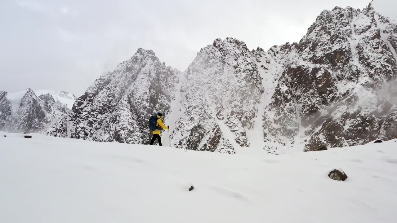 Stock Video Man In Yellow Coat Climbing Ridge In Himalaya Animated Wallpaper - Free Download