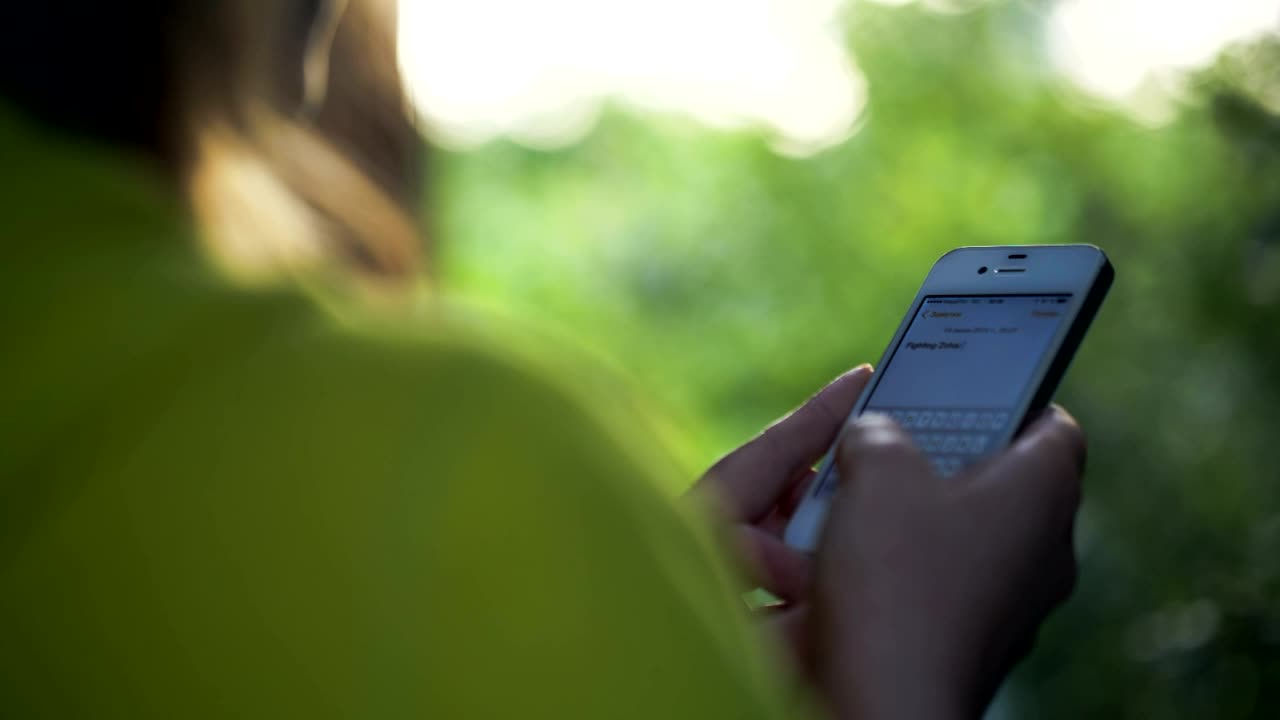 Free Video Stock texting outdoors on a smartphone Live Wallpaper - Free Download