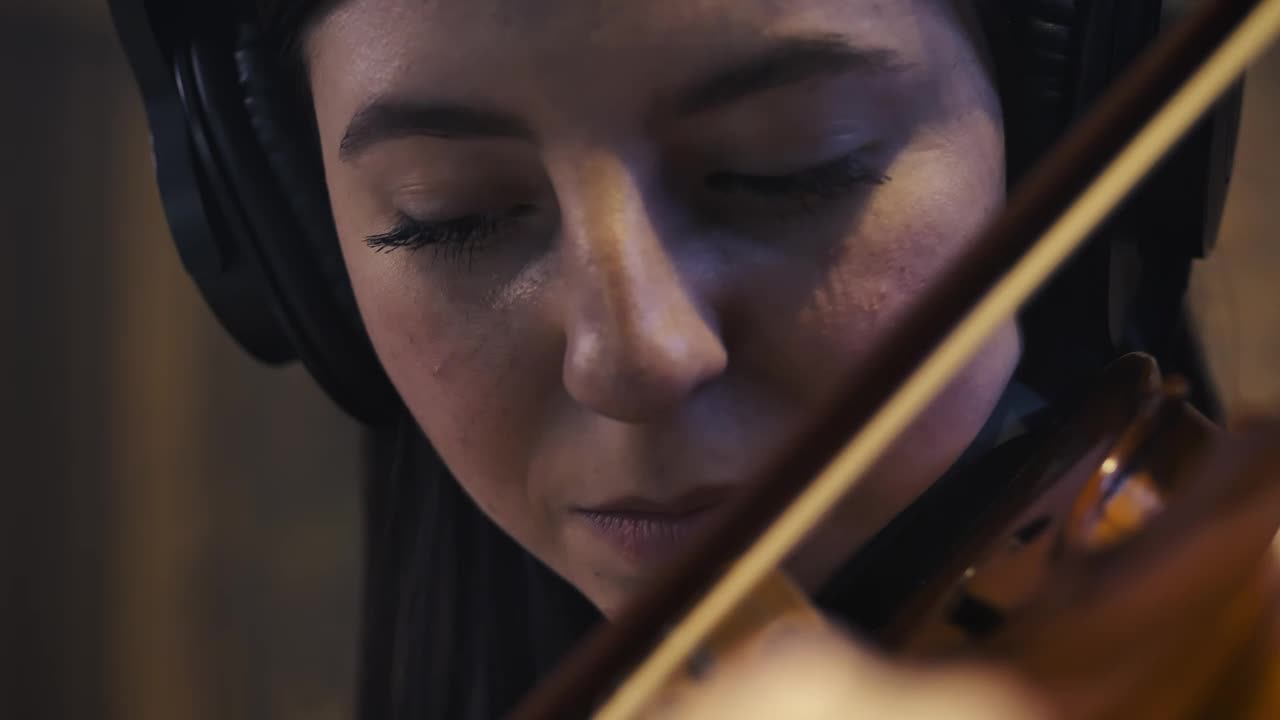 Stock Video Face Of A Talented Female Violinist Playing Live Wallpaper For PC - Free Download