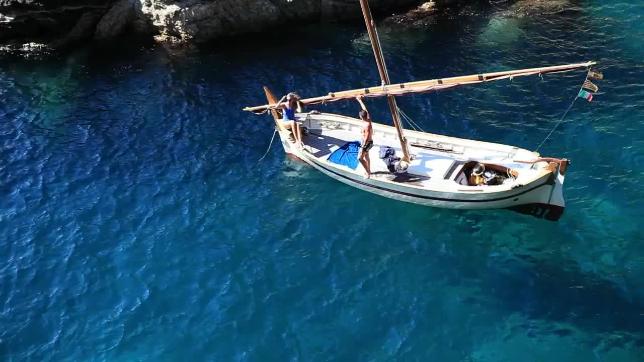 Stock Video Diving From A Small Boat Live Wallpaper For PC - Free Download