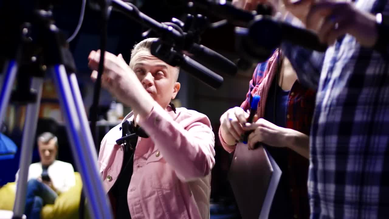 Video Stock Cameraman Discussing With The Team Live Wallpaper For PC - Free Download