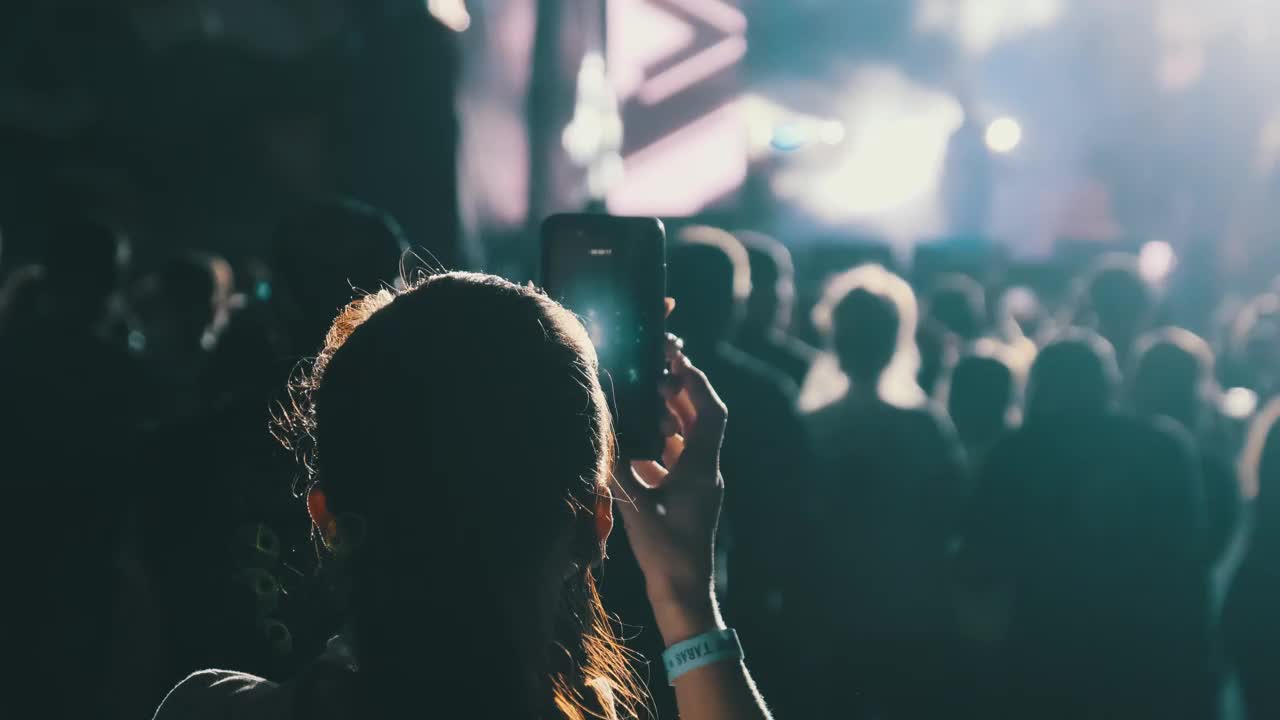 Free Stock Video Woman Recording A Story From A Concert Live Wallpaper - Free Download