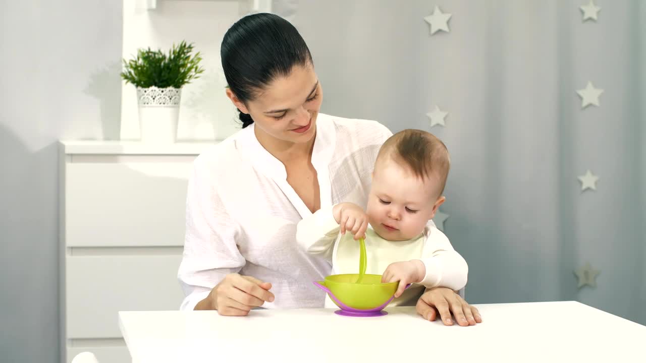 Stock Video Mother Helps Her Baby To Ea Animated Wallpaper - Free Download