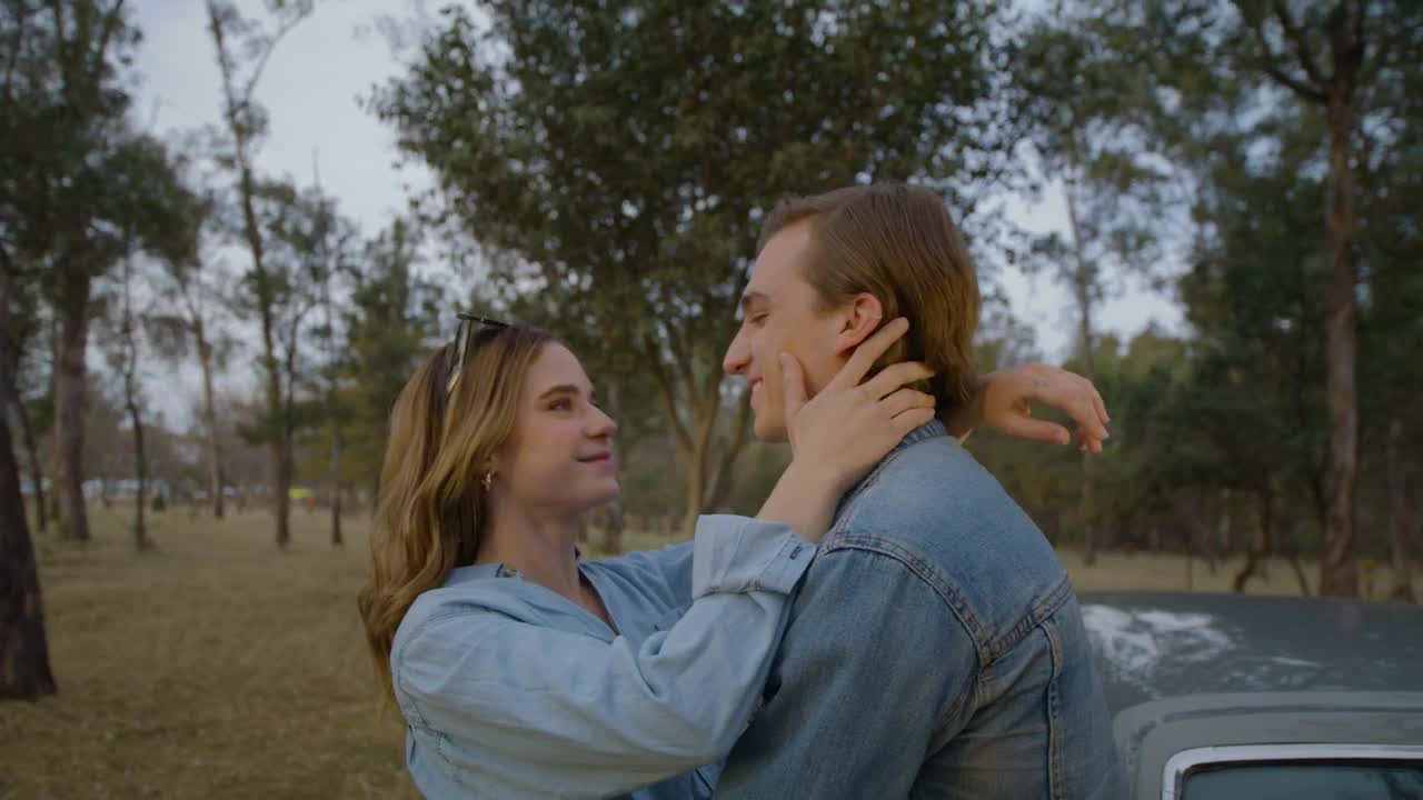 Free Stock Video Romantic Couple Embracing In The Middle Of A Forest Live Wallpaper - Free Download