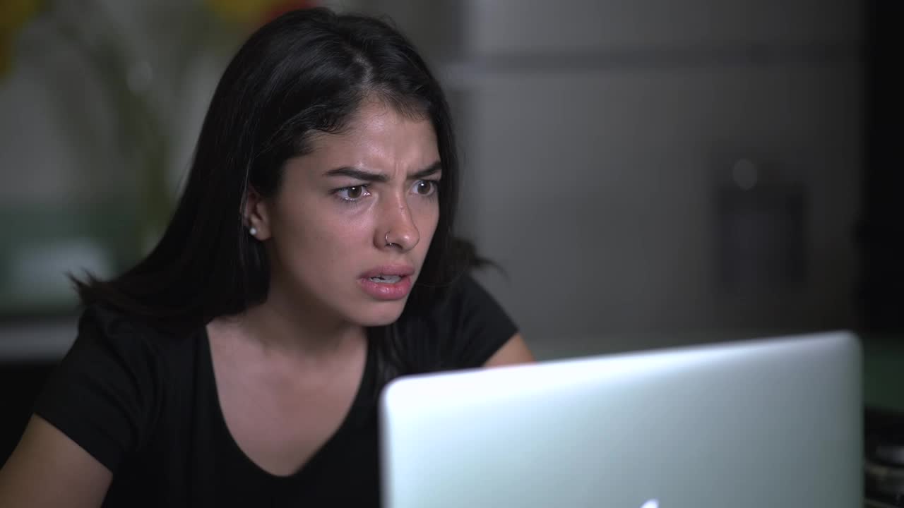 Free Stock Video Young Very Frustrated Woman In Front Of Her Computer Live Wallpaper - Free Download