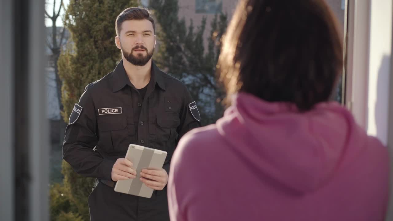 Video Stock Police Officer Talking To A Woman Live Wallpaper Free - Free Download
