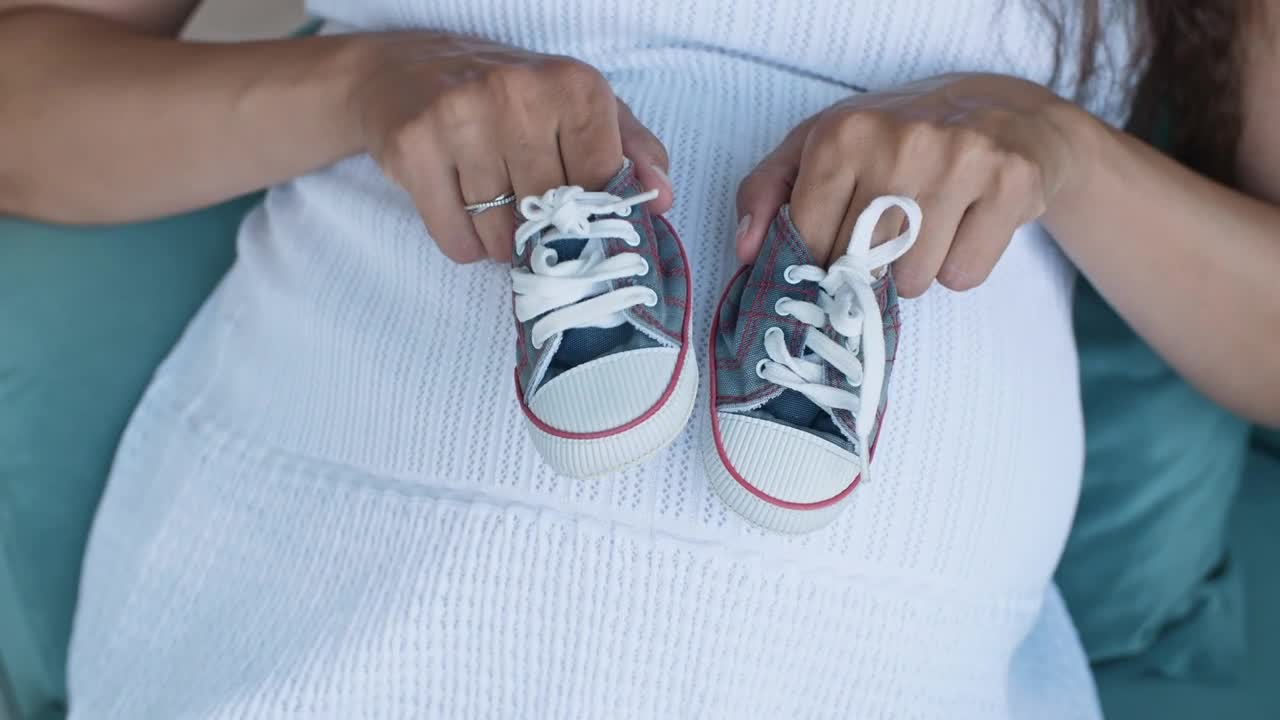 Video Stock Pregnant Woman Holding Small Baby Shoes Top Shot Live Wallpaper Free - Free Download