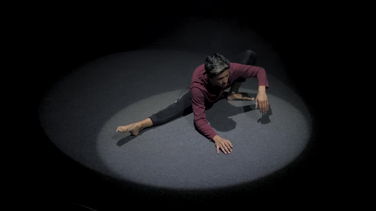 Stock Video Man Stretching In The Spotligh Animated Wallpaper - Free Download