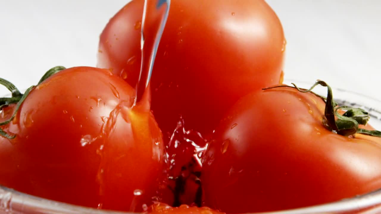 Free Video Stock tomatoes being washed Live Wallpaper - Free Download