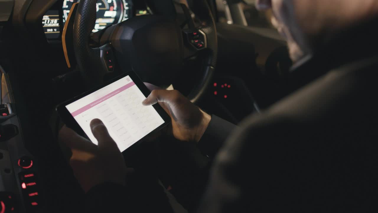 Stock Video Driver Using A Tablet Live Wallpaper For PC - Free Download