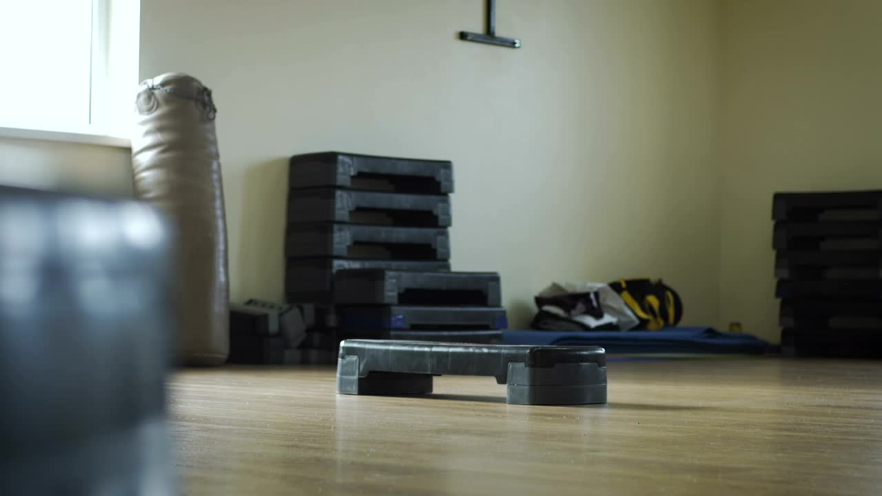 Stock Video Man Doing Push Ups In The Gym Animated Wallpaper - Free Download