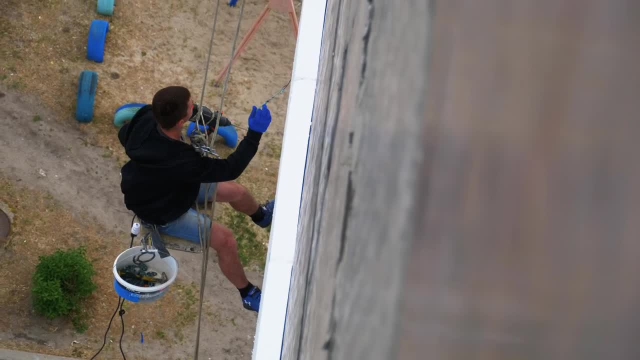 Video Stock Climber Working On Building Restoration Live Wallpaper For PC - Free Download