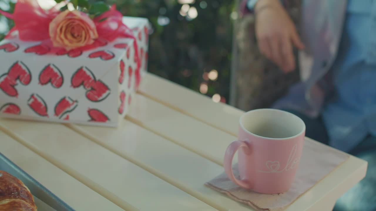 Free Stock Video Romantic Date In A Cafeteria With Swings Live Wallpaper - Free Download