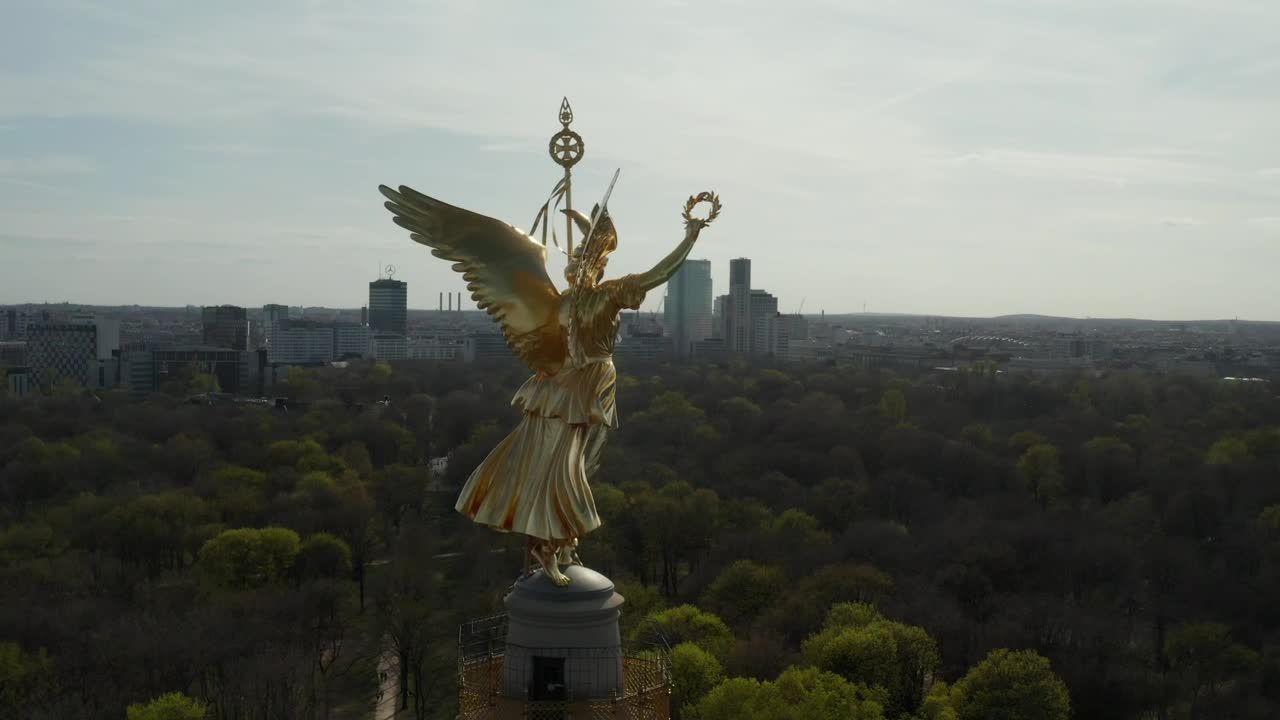 Free Video Stock Statue Of A Golden Angel On A Tower In Berlin Live Wallpaper - Free Download