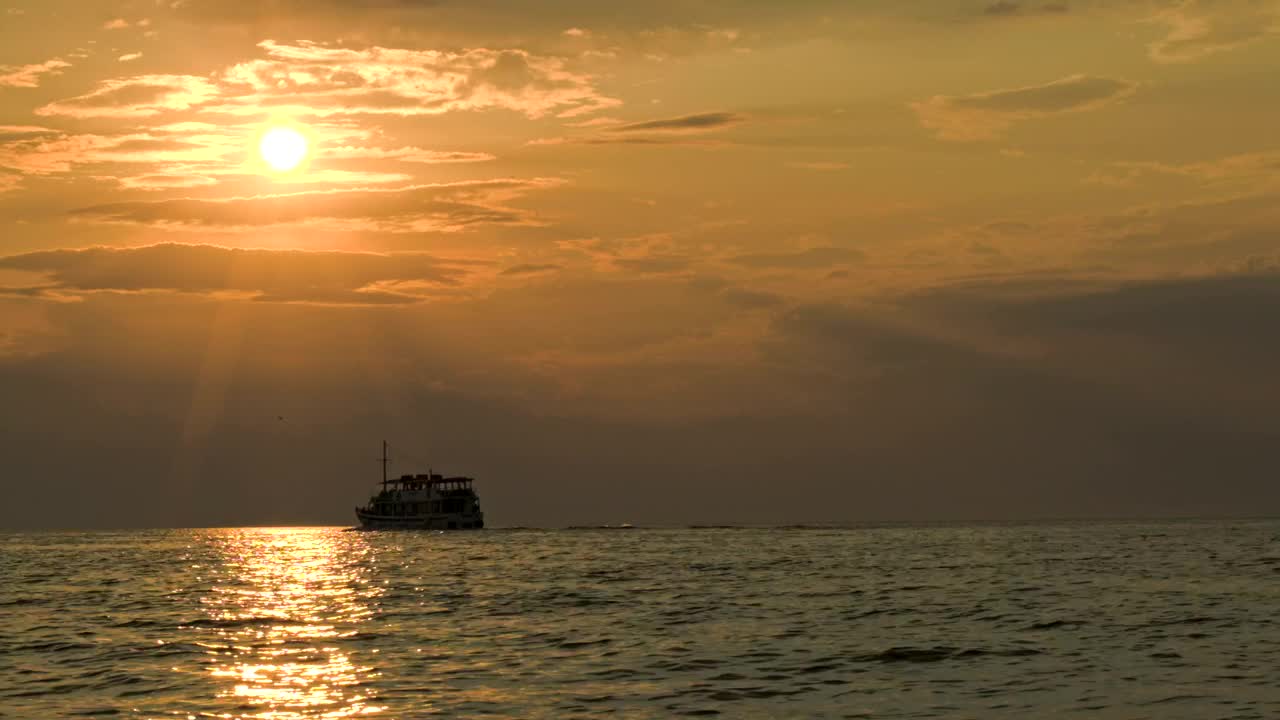 Free Video Stock Small Boat Heading Out For The Night Live Wallpaper - Free Download