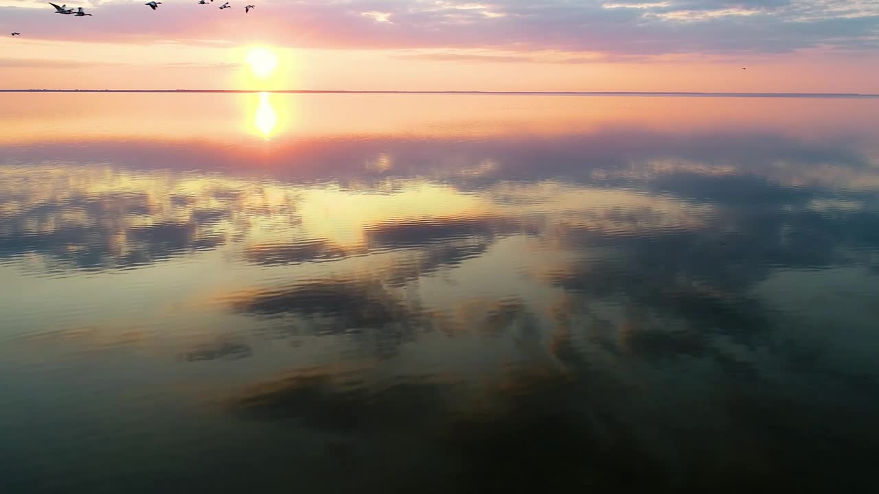 Free Video Stock Skyline At Sunset Reflected In The Sea Live Wallpaper - Free Download