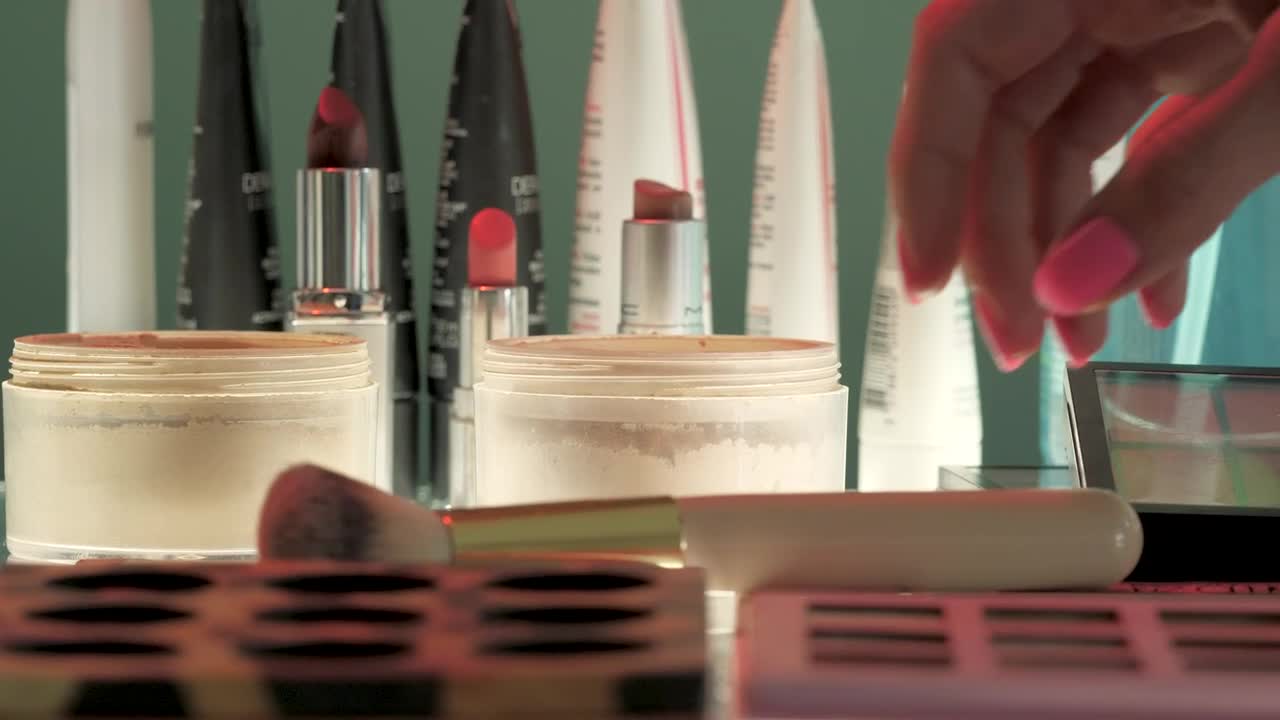 Stock Video Makeup And Powder Brush Animated Wallpaper - Free Download