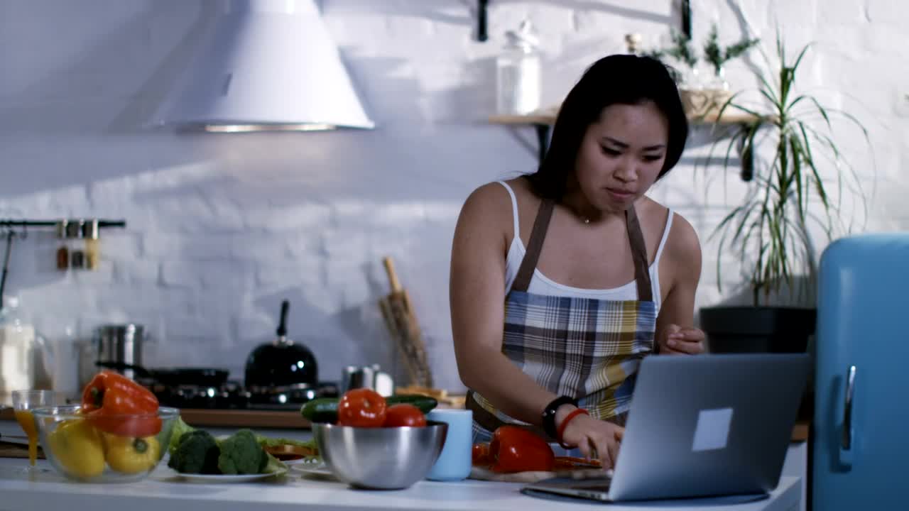 Video Stock Preparing Food Following A Tutorial In The Kitchen Live Wallpaper Free - Free Download