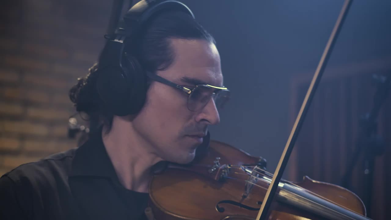 Free Stock Video Virtuous Violinist Playing In A Studio Live Wallpaper - Free Download