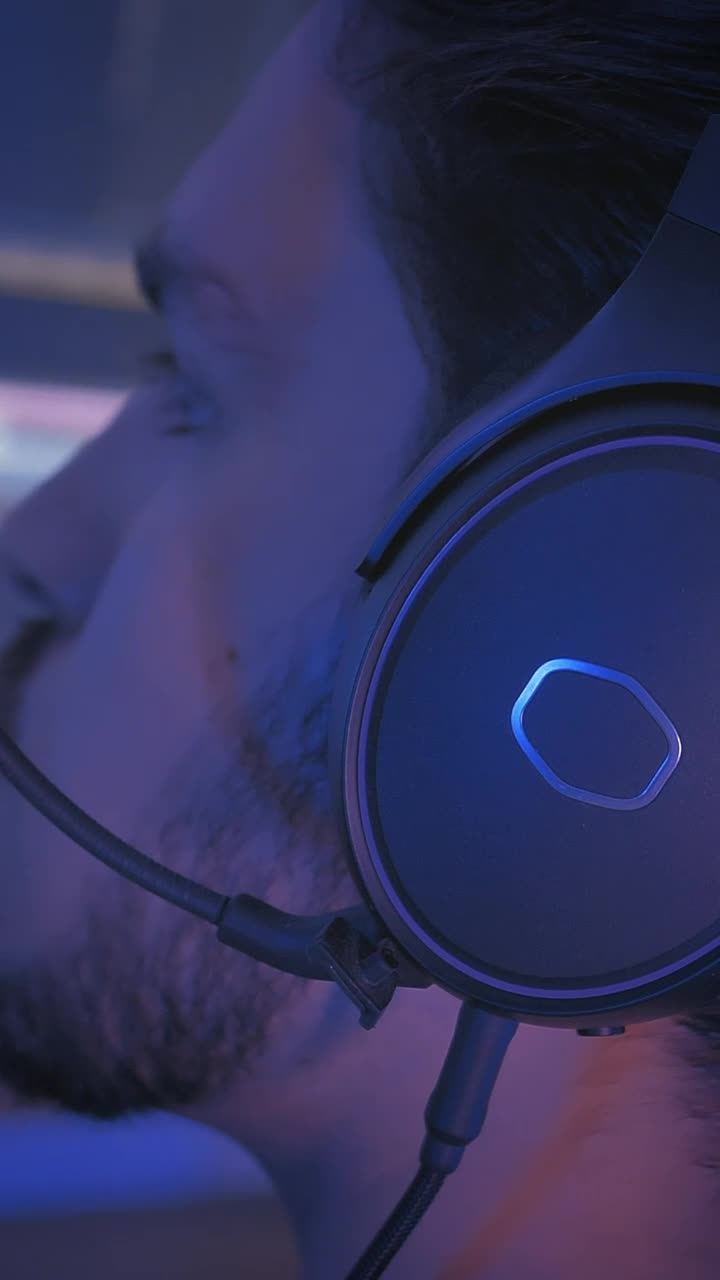 Free Stock Video Video Editor Using Headphones Live Wallpaper - Free Download