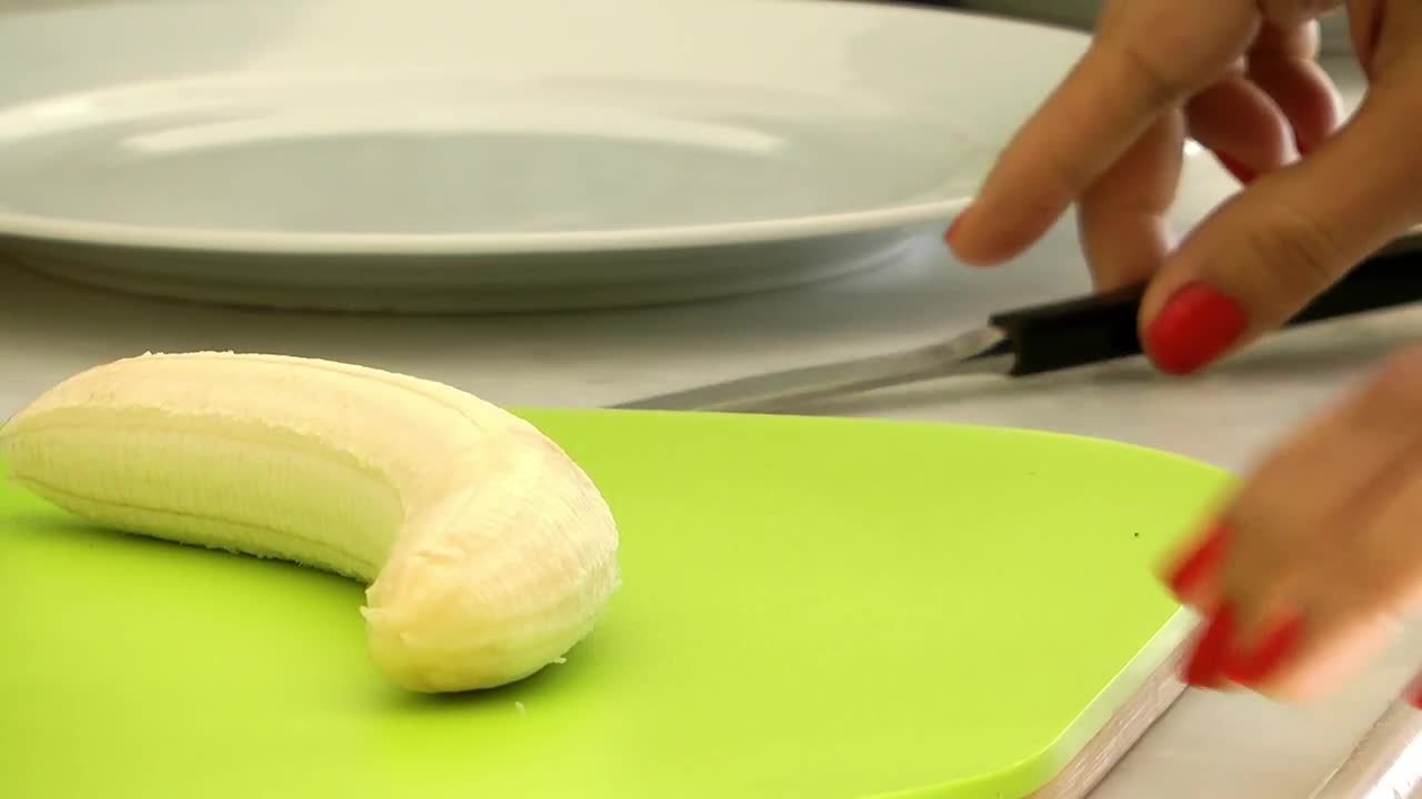 Stock Video Hands Of A Woman Slicing A Banana Animated Wallpaper - Free Download