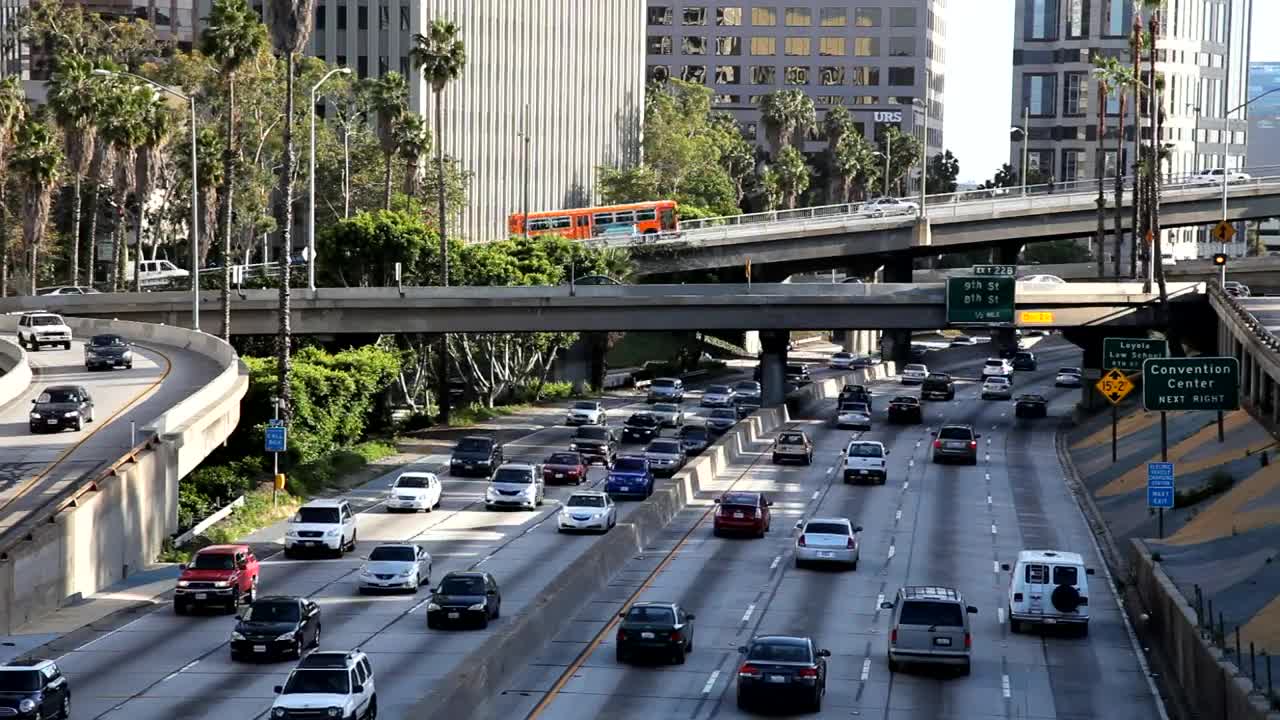 Free Video Stock traffic in a citys avenues and bridges Live Wallpaper - Free Download