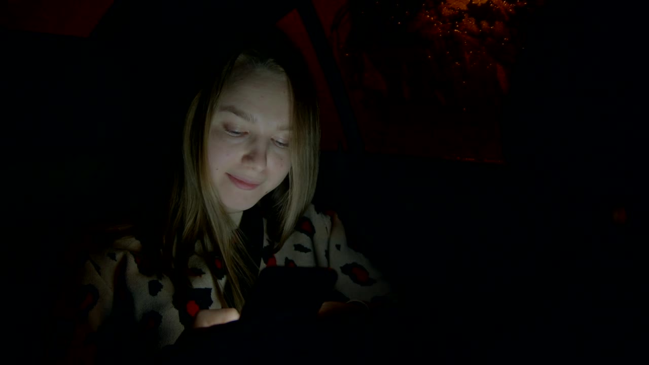 Stock Video Girl In The Back Seat Of A Car Texting Live Wallpaper For PC - Free Download