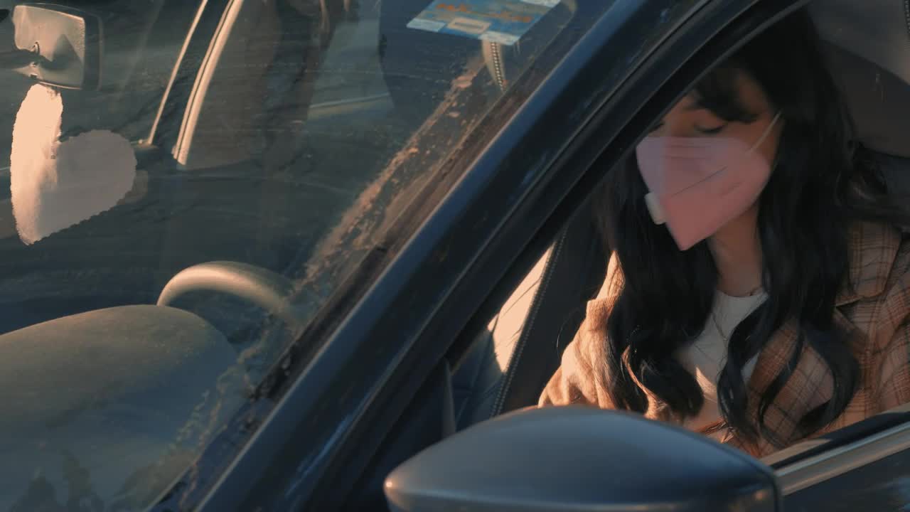 Free Stock Video Woman With A Face Mask Parking A Car Live Wallpaper - Free Download