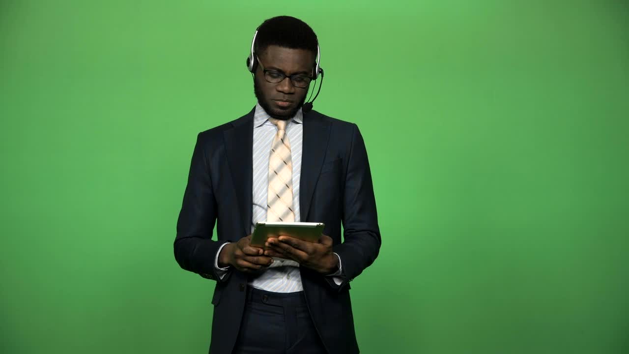Video Stock Businessman With Headset And Tablet Live Wallpaper For PC - Free Download