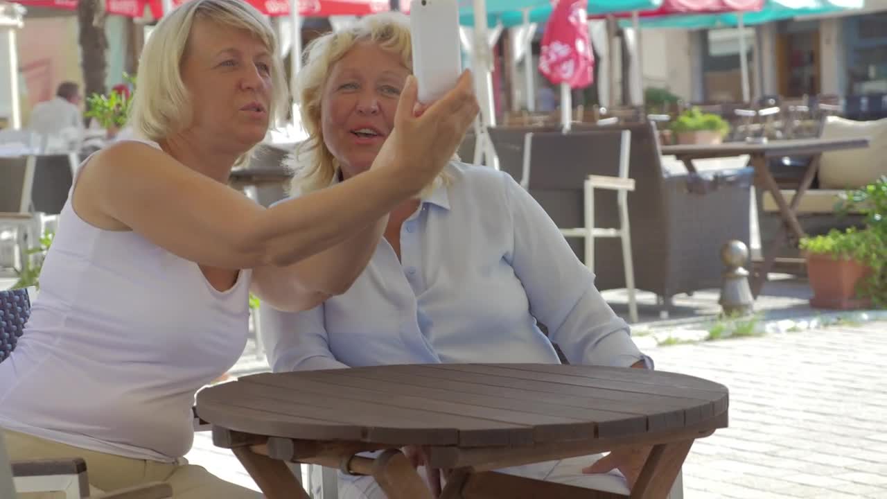 Stock Video Friends Taking A Photo During An Afternoon Out Live Wallpaper For PC - Free Download
