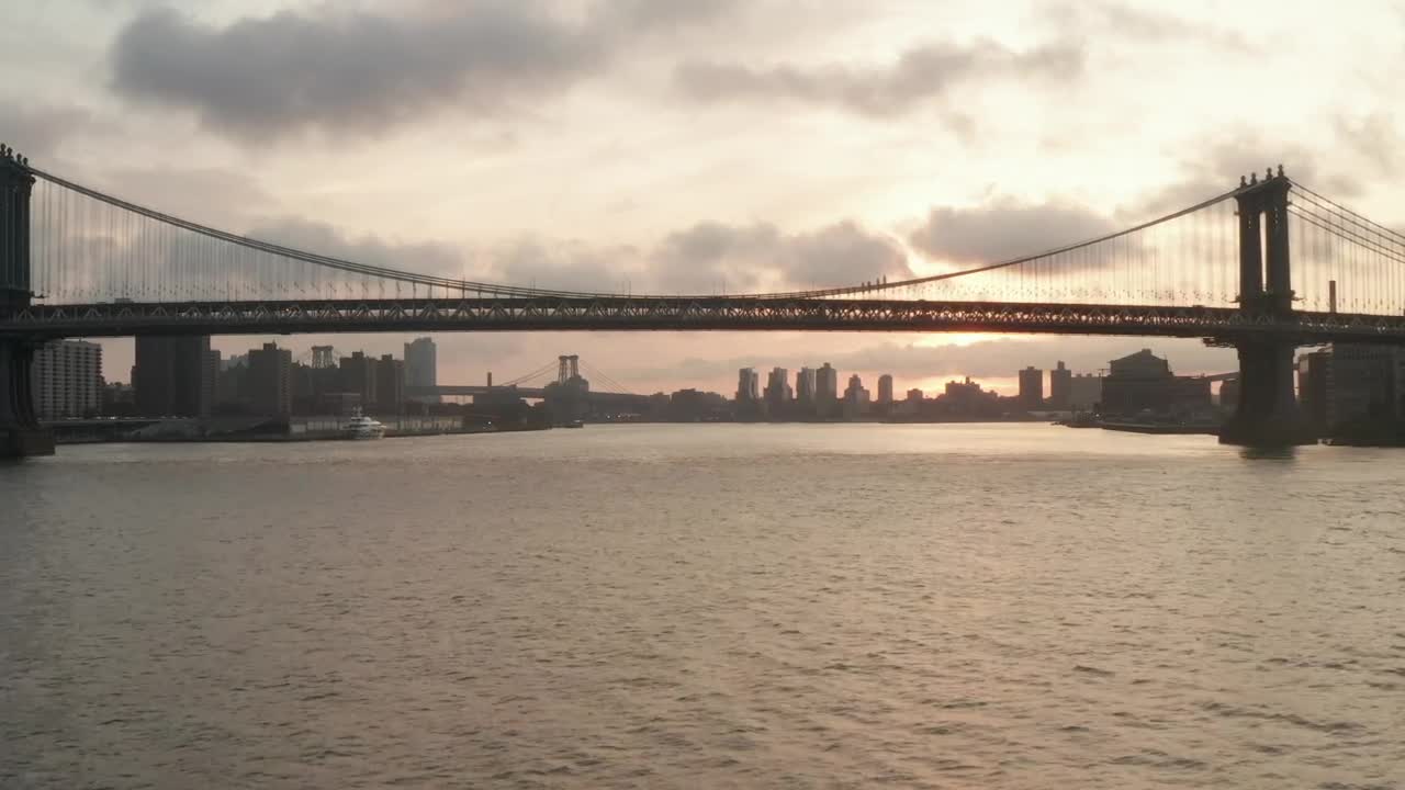 Free Video Stock the brooklyn bridge seen from the river aerial Live Wallpaper - Free Download