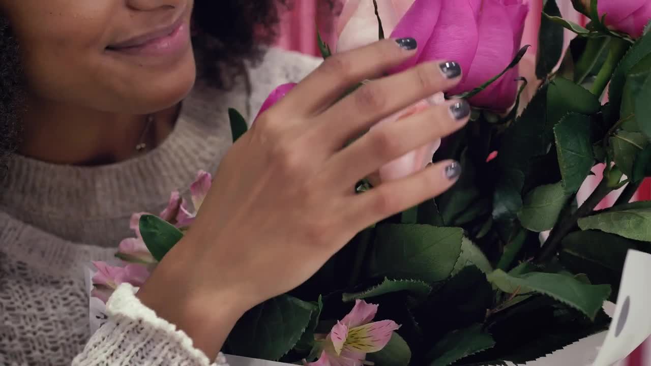 Free Stock Video Young Woman Appreciating A Bouquet Of Roses Live Wallpaper - Free Download