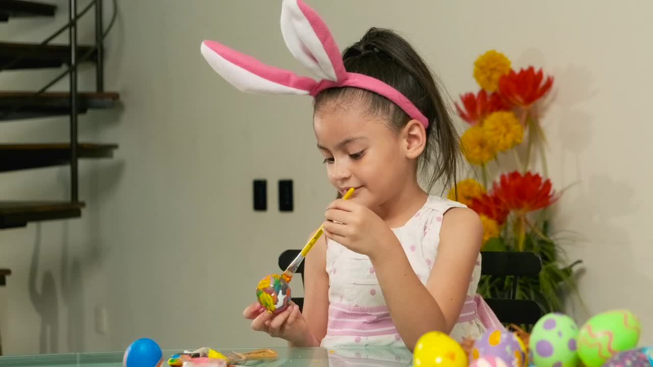 Stock Video Mother Helps Her Daughter Prepare Easter Egg Animated Wallpaper - Free Download