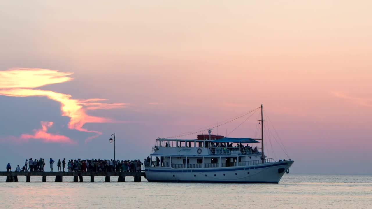 Free Video Stock Small Tourist Boat Full Of Passengers Live Wallpaper - Free Download