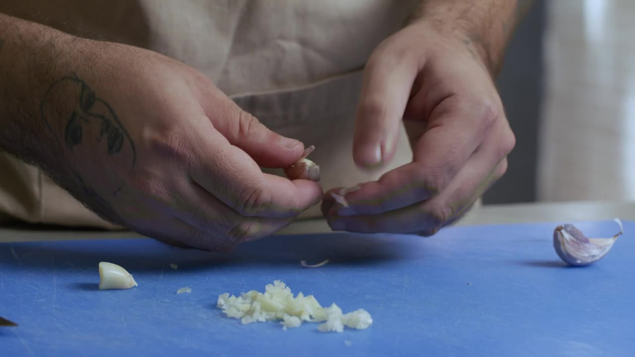 Video Stock Chef Peeling Garlic Live Wallpaper For PC - Free Download