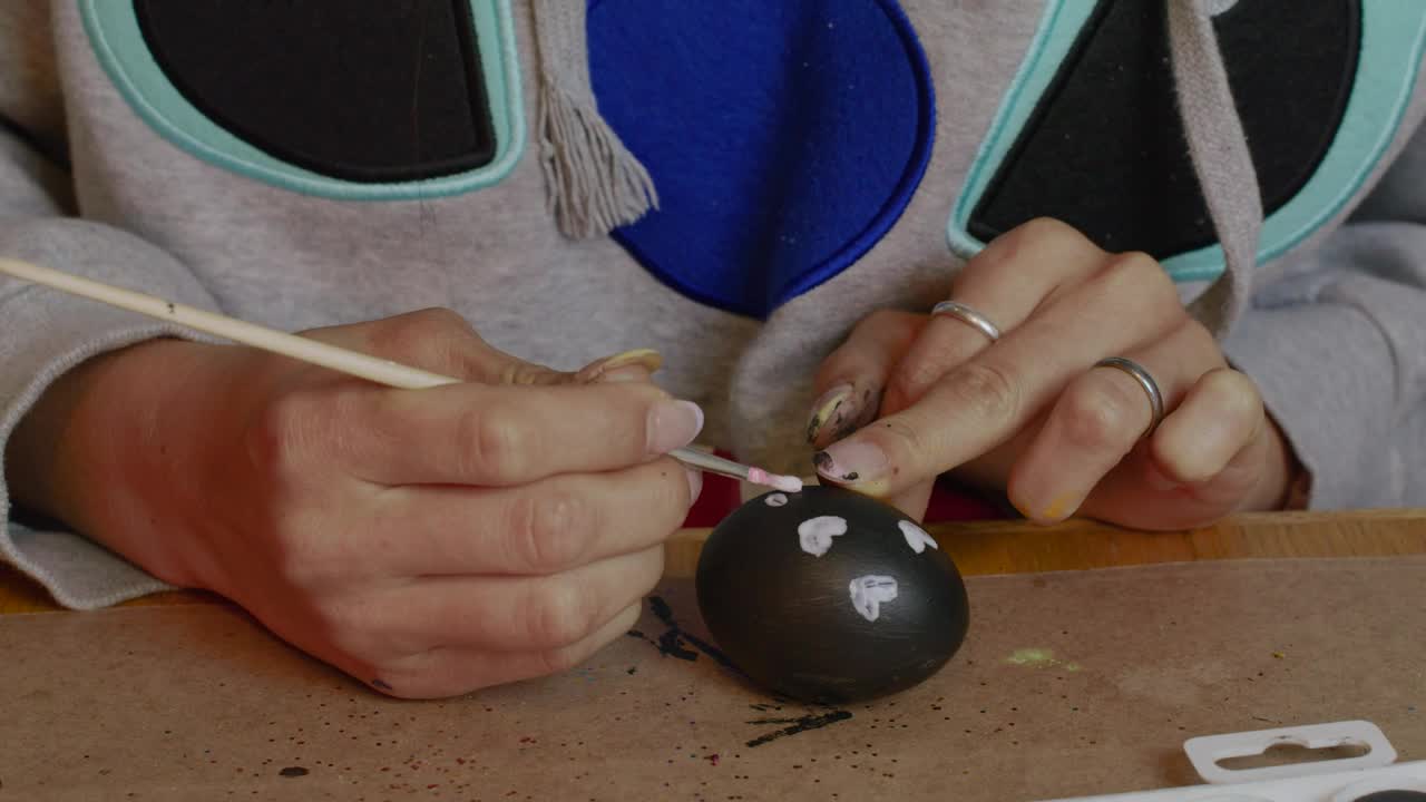 Free Stock Video Woman Painting Hearts On An Egg Live Wallpaper - Free Download