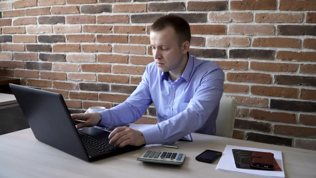 Free Video Stock taking notes from a computer Live Wallpaper - Free Download