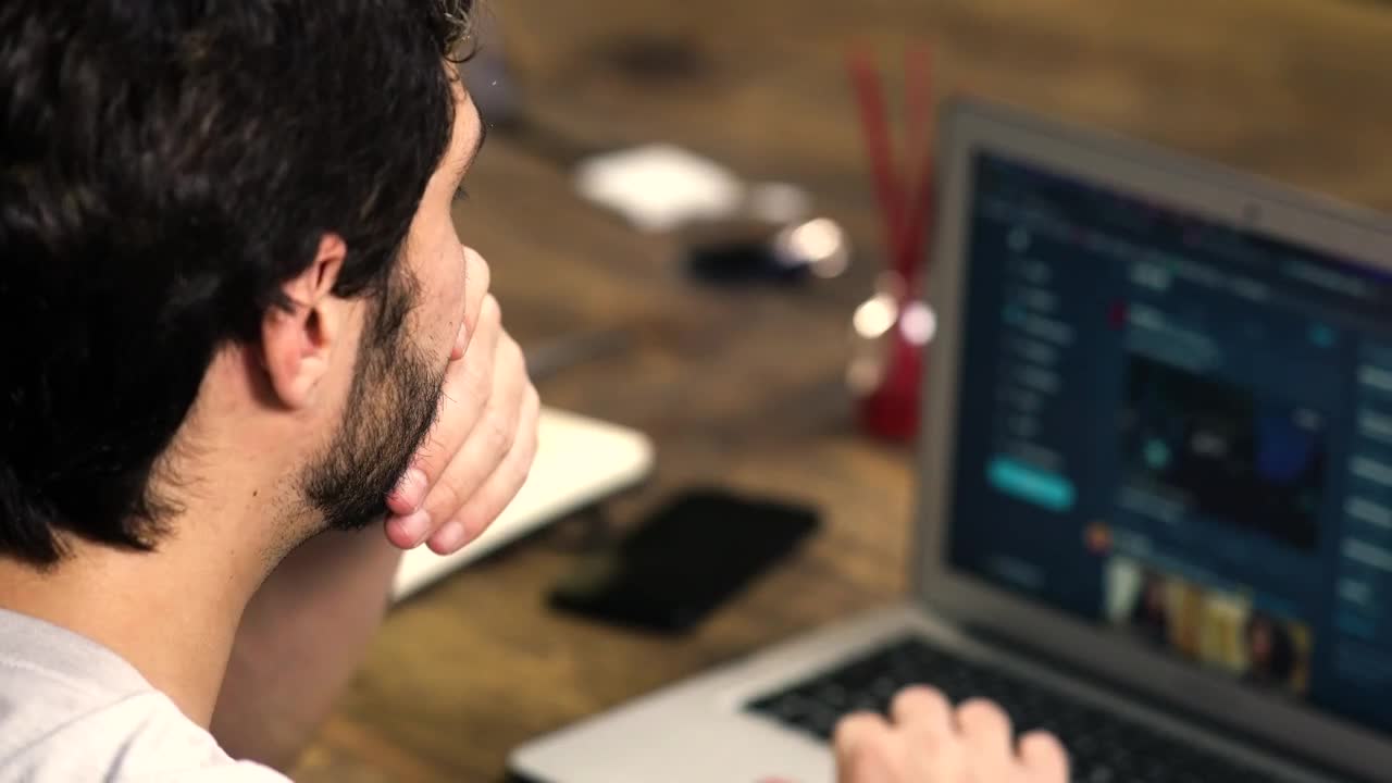 Stock Video Man Visiting Twitter On His Lapto Animated Wallpaper - Free Download