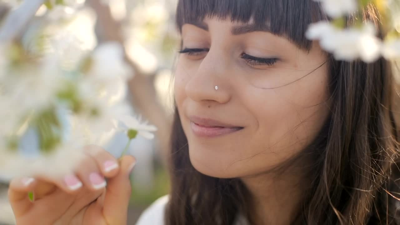 Free Stock Video Woman Smelling A Daisy In A Garden Live Wallpaper - Free Download