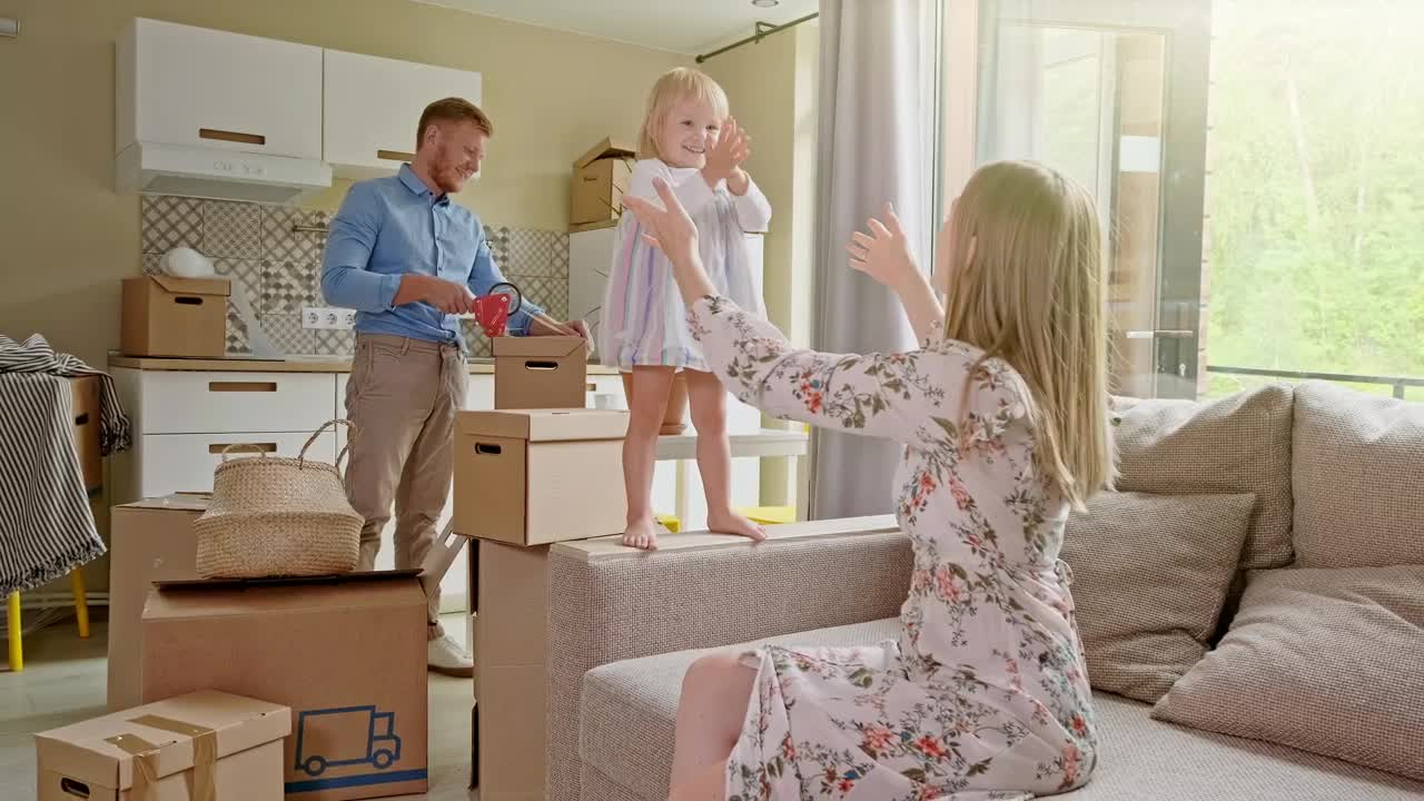 Stock Video Happy Family Packing To Move Animated Wallpaper - Free Download