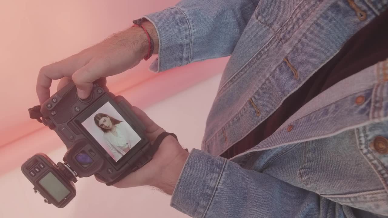 Video Stock Photographer Reviewing A Photoshoot On His Camera Live Wallpaper Free - Free Download