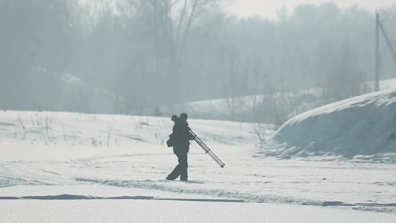 Video Stock Photographer Carring A Tripod In The Snow Live Wallpaper Free - Free Download