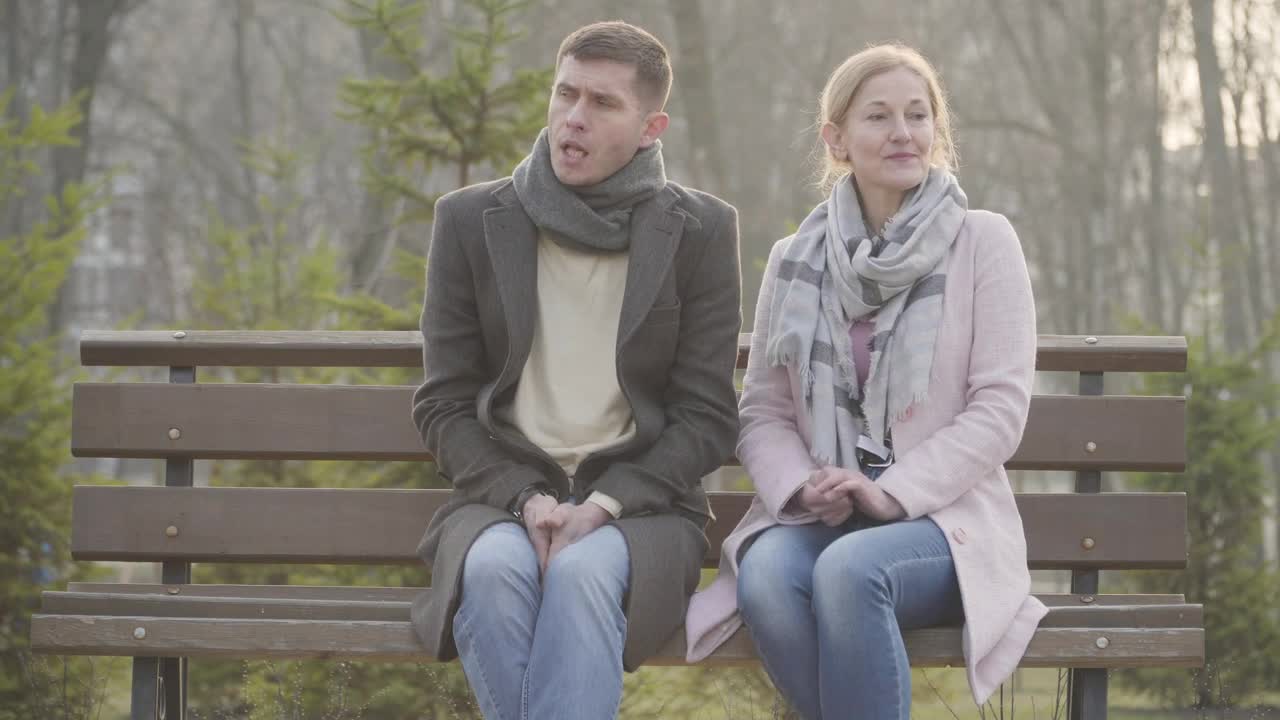 Free Stock Video Shy Couple Sit Silent On Park Bench On Cold Day Live Wallpaper - Free Download
